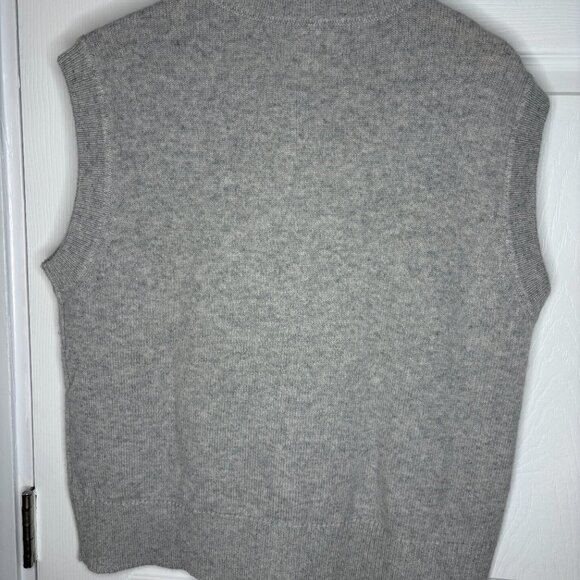 Cashmere sleeveless sweater in mist grey - Picture 2 of 7